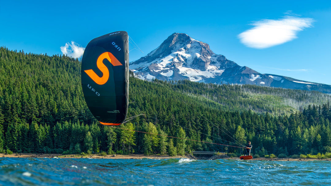 Fred Hope auf einem Slingshot UFO und einem Hope Craft Kite Foil Board