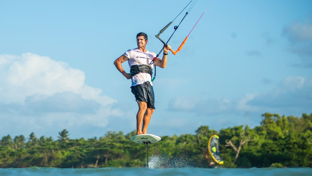 Kimo chevauchant un Slingshot et Dwarfcraft Foil Board