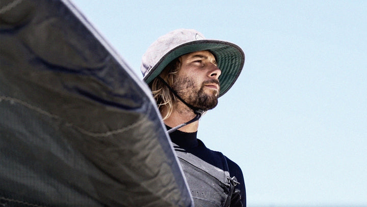 Robby Stewart, le pilote malentendant de l'équipe Slingshot , dans la vidéo Sound of Water et dans une interview.